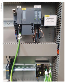 Switch Helmholz colocado y cableado